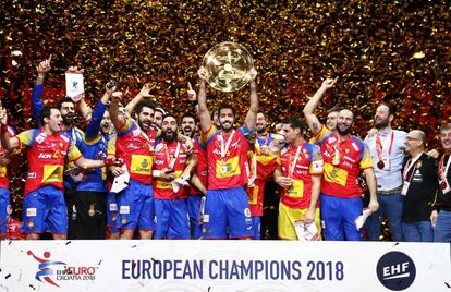  La selección española celebra el oro conseguido en el Campeonato Europeo de Balonmano.