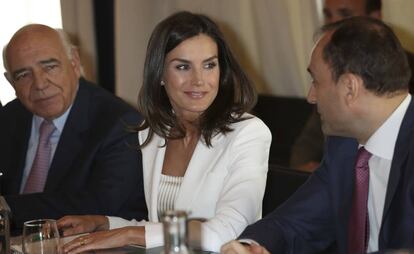 La reina Letizia y el presidente de la Fundación de Ayuda a la Drogadicción, Ignacio Bayón, este jueves en Madrid.