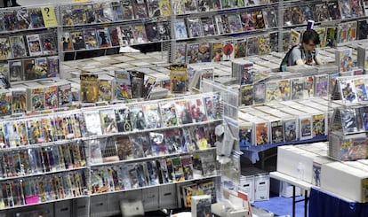 A man searches through thousands of comics at San Diego Comic-Con 2022.