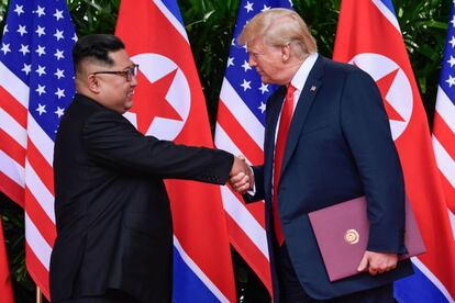 Kim Jong-un junto a Donald Trump tras la firma del documento conjunto en Singapur.