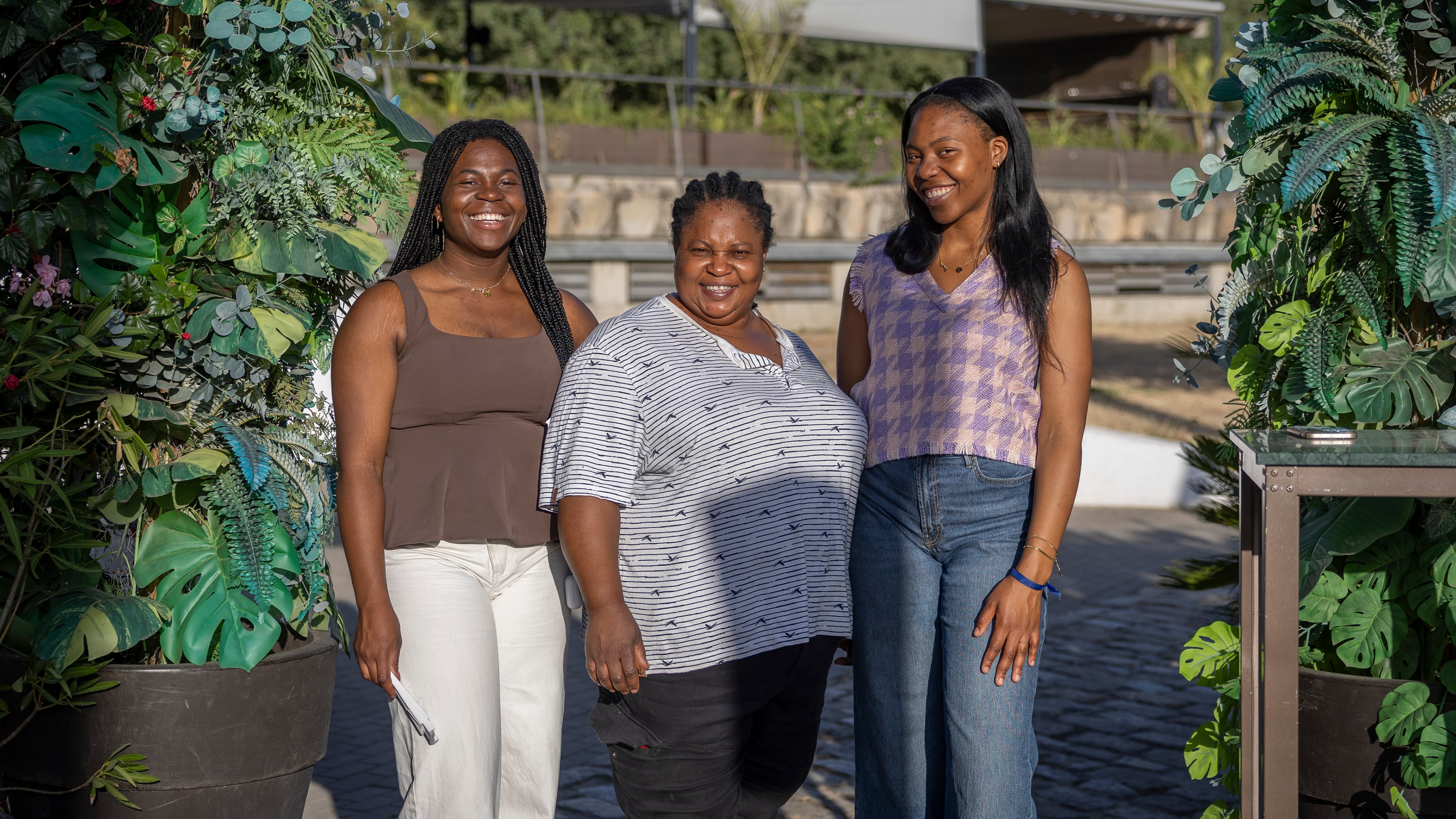 María Moses (en el centro), junto a sus hijas Osa (a la izquierda) e Iyen.