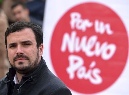 Alberto Garzón, ha arremetido durante un acto de campaña, en Cádiz, contra el PP al asegurar que 'en este partido hay más ladrones que en la cueva de Alí Babá' porque 'pagaba sus sedes en negro' y 'se repartían sobresueldos mientras recortaban en sanidad'