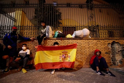 Parte del grupo de desalojados de la Plaza de Toros.