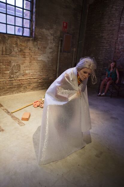 La bailarina Ramona Caia en el cuadro 27 del 'Evangelio según San Mateo' con coreografía de Virgilio Sieni y durante la representación del Ciclo III en el Teatro alle Tese. La bailarina interpreta 'Pobreza', en la Bienal de Venecia 2014.