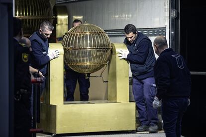 Los bombos han sido ubicados en el decorado "menos dieciséis" del Teatro, llamado así porque está situado 16 metros por debajo del escenario principal.