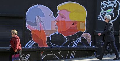 Grafiti pintado en Vilna (Lituania) en el que se muestra a Donald Trump y Vlad&iacute;mir Putin salud&aacute;ndose.