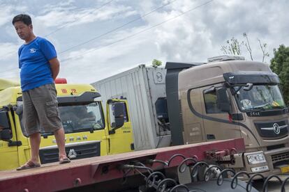 Camioneros a la espera de pedidos en Guiyang