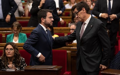 Pere Aragonès conversa con Salvador Illa, en el Parlament, en septiembre.