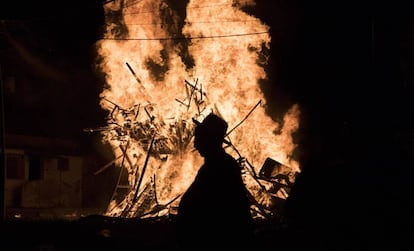 Judíos ultra ortodoxos danzan alrededor de una gran hoguera en el barrio de Mea Shearim en Jerusalén, Israel, durante la conmemoración del día santo de Lag Ba'Omer. El día marca el aniversario de la muerte del rabino Shimon bar Yochai, un sabio de hace unos 1.800 años, y el día en que reveló los secretos de la 'cábala' o misticismo judío.