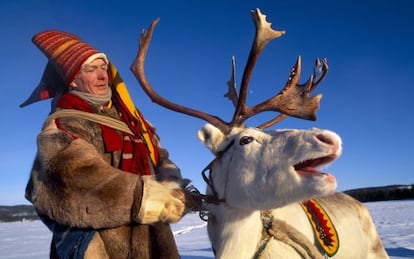Into, un pastor de renos cuya granja se encuentra en de Laponia, dentro del Círculo Polar Ártico.