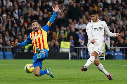 Marco Asensio remata ante José Gaya durante el partido entre el Real Madrid y el Valencia, en el Santiago Bernabéu este jueves.