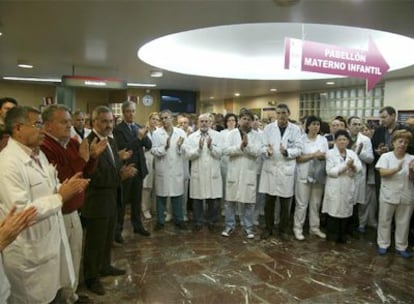 Imagen del personal médico del Hospital Virgen de la Arrixaca de Murcia, donde ha muerto la médico tiroteada.