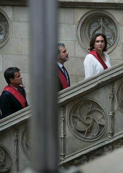 Ada Colau, Jaume Collboni y Manuel Valls, accediendo al Palau de la Generalitat tras la investidura de la primera, el 15 de junio de 2019.