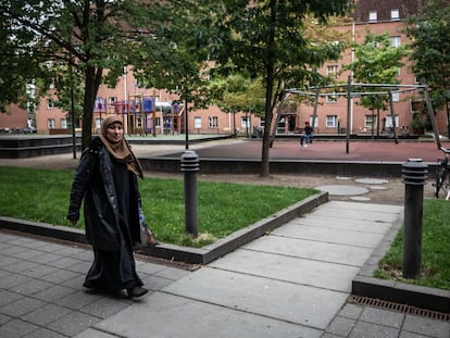 Una mujer camina en octubre de 2018 por Mjølnerparken, en Copenhague.