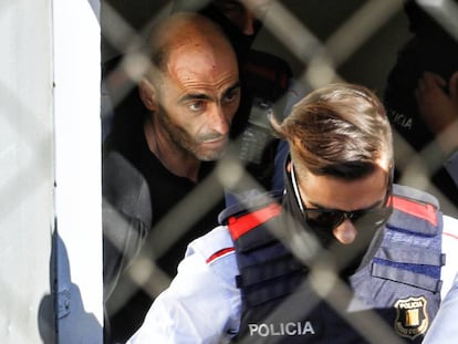 Los Mossos llevan detenido a Tomás Pardo a la salida de los juzgados de Rubí (Barcelona) en noviembre de 2016.