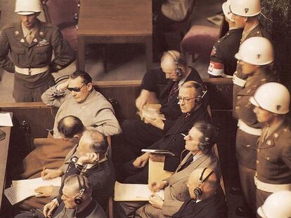 Hermann Göring, Rudolf Hess y Joachim von Ribbentrop (en primera fila) y otros procesados en el juicio de Núremberg.