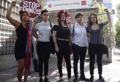 Las cinco activistas de Femen que se sientan en el banquillo este martes por irrumpir en una marcha antiabortista. 