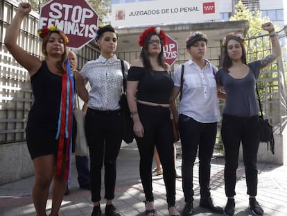 Las cinco activistas de Femen que se sientan en el banquillo este martes por irrumpir en una marcha antiabortista.