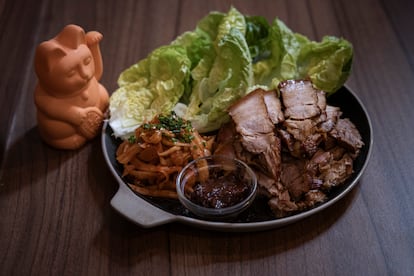 Ganjang Suyuk con Bossam Kimchi: Panceta de cerdo duroc estofado en salsa de soja con kimchi de nabo, del restaurante La Taula de Yoon.