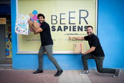 Sanmy Moura y Herminio Campillo delante del escaparate de Beer Sapiens en Murcia.