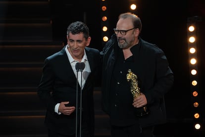 Juan Mayorga y Juan Cavestany reciben el premio a mejor texto de teatro por '1936', ayer en los Premios Talía 2025.