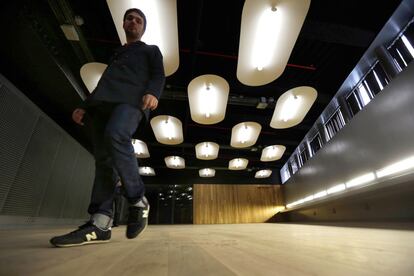 V&iacute;ctor Navarro, en la sala que albergar&aacute; las sierras digitales del Medialab.