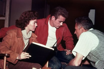 Ese mismo año rodó 'Rebelde sin causa'. En esta imagen, Dean y Natalie Wood, que interpreta a Judy, detrás de escena bajo las órdenes de Nicholas Ray.