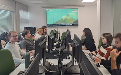 Alumnos del máster de Periodismo de EL PAÍS, en una de las aulas de la Escuela, el 8 de mayo.