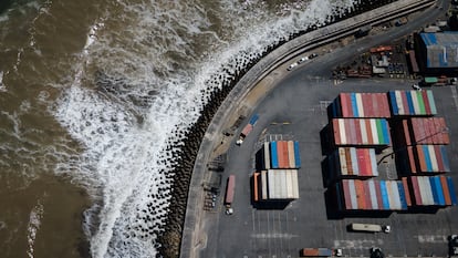 Vista aérea del muro de contención, en el puerto de San Antonio.