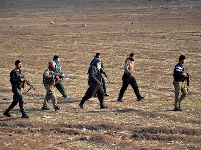 Combatientes de las Fuerzas Democráticas Sirias escoltan a dos miembros del ISIS hacia la prisión de Ghwayran, en Hasaka, este miércoles.