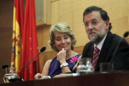 Momento de la lucha de Aguirre contra el sopor durante el discurso de Rajoy.