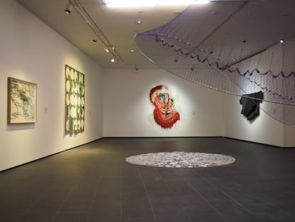 Vista general de la exposición 'Colección XVIII: Textil', en el Centro de Arte Dos de Mayo, en Móstoles (Madrid). 