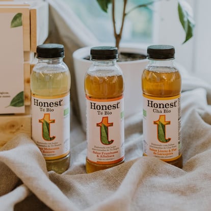 <p>El sabor de los tés de <a href="https://www.honest-bio.es/es/home/" target="_blank">Honest</a> no te dejará indiferente gracias a ciertas condiciones que se dan en las montañas: humedad, temperaturas bajas (está a más de mil metros de altura) y la lluvia. Además, el proceso que llevan a cabo los trabajadores es totalmente artesanal y meticuloso (selección, recogida, secado). Por eso Honest, un té que lleva 20 años en tiendas de Estados Unidos y se está expandiendo rápidamente por Europa, decidió que Sri Lanka era el lugar ideal para recolectar sus hojas de té negro (el blanco proviene de China). Los productos Honest tienen certificación ecológica y no hay en ellos conservantes ni colorantes. Y entre sus variantes hay para todos los gustos: té negro con sabor a limón y flor de naranjo, té negro con frambuesa y albahaca, y té blanco con sabor a melocotón y romero.</p>