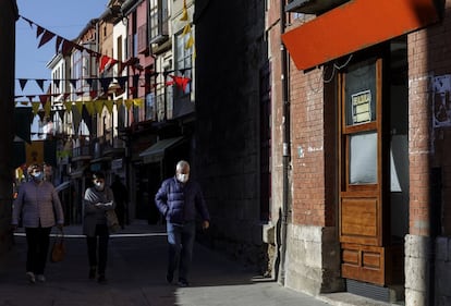 El pueblo de Toro (8.800 habitantes) sufre la despoblación, que se nota en la inmensa cantidad de carteles de “Se vende” o “Se alquila” diseminados por negocios o viviendas de la localidad. Días festivos como los que dan pie a mercados medievales dan ambiente a un lugar que en fechas normales ha perdido mucha fuerza y trasiego con respecto a la época en la que el campamento permanecía activo.