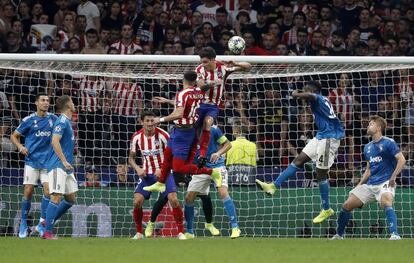 El centrocampista mexicano Héctor Herrera cabecea para marcar el segundo gol a la Juventus.