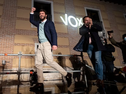 El candidato de Vox a la Presidencia de Castilla y León, Juan García-Gallardo (izquierda), y el presidente de Vox, Santiago Abascal, en la noche electoral autonómica del 13 de febrero de 2022, en Valladolid.