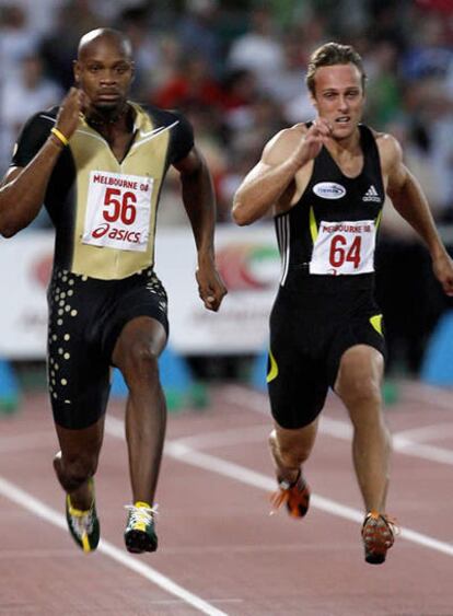 Asafa Powelly Matt Shirvington, durante la carrera