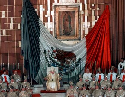 La Basílica de Guadalupe, el segundo templo mariano más visitado del mundo después de San Pedro, fue una parada obligada en casi todos los viajes de Juan Pablo II. Fue precisamente ahí en donde el Pontífice dio a conocer un documento postsinodal en el que explicaba los retos de la Iglesia de cara al nuevo milenio.