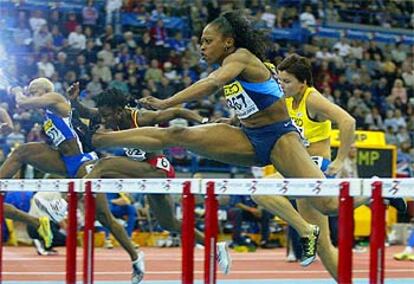 Gail Devers (en primer término) y Glorie Alozie (la segunda por la izquierda), en pleno esfuerzo.