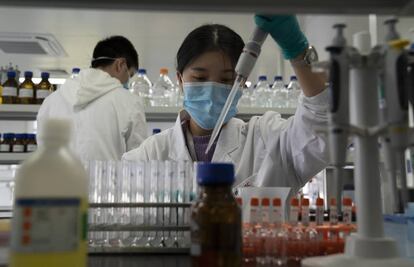 Una empleada del laboratorio chino SinoVac, que investiga una vacuna frente al coronavirus, en Pekín. 