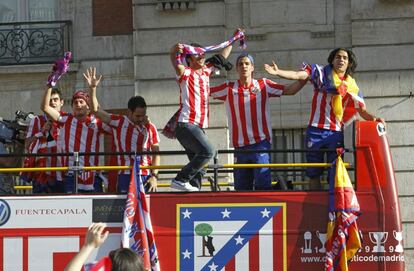 Falcao baila en el autobús.