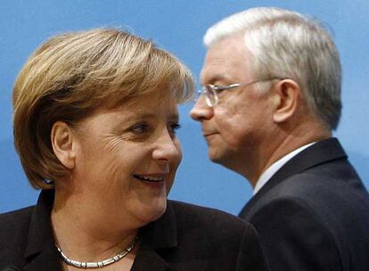 La canciller Angela Merkel y el primer ministro del Estado federado de Hesse, Roland Koch, ayer en Berlín.