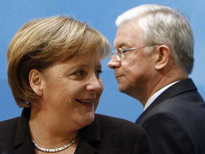 La canciller Angela Merkel y el primer ministro del Estado federado de Hesse, Roland Koch, ayer en Berlín.