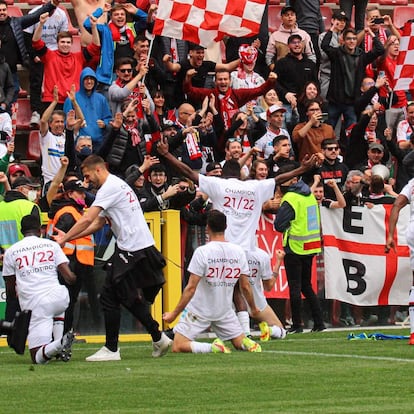 El Südtirol celebra su triunfo ante el Triestina que le dio el ascenso a la Serie B.