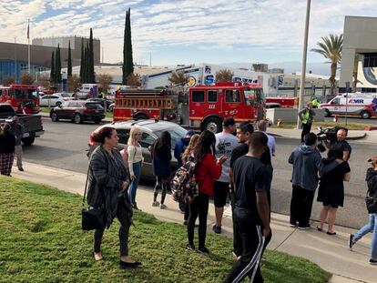 Movimentação em frente à escola Saugus High School após um tiroteio deixar vítimas.