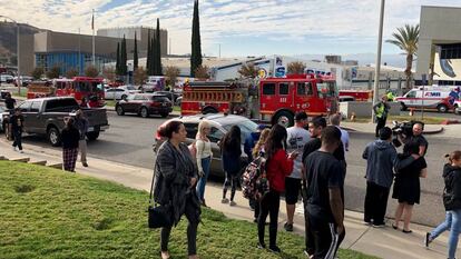 Movimentação em frente à escola Saugus High School após um tiroteio deixar vítimas.