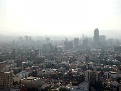 El cielo opaco por la contaminación aérea el 1 de abril de 2022 en la capital mexicana.