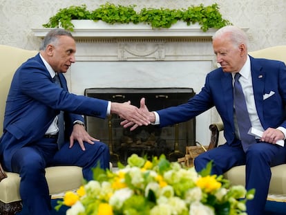 El presidente de Estados Unidos, Joe Biden, en su encuentro con el primer ministro de Irak, Mustafa al Kadhimi, este lunes en Washington.