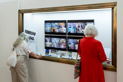 Dos mujeres observan una de las vitrinas de 'Hay que saber estar', donde se muestran algunas intervenciones de Miss Beige en el Museo Cerralbo.