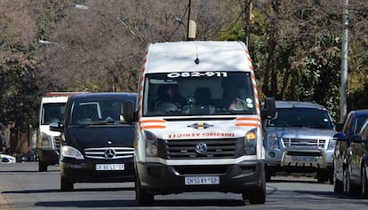 Una ambulancia traslada a Mandela a su domicilio